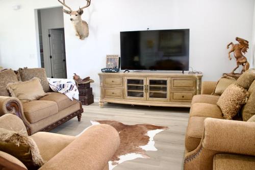 New SW Inspired Home, 9 Guests, Tesla Ready, Pet Friendly