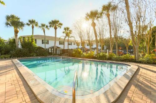 NEW Tan Lines Club Pool Relax 10 min Beach