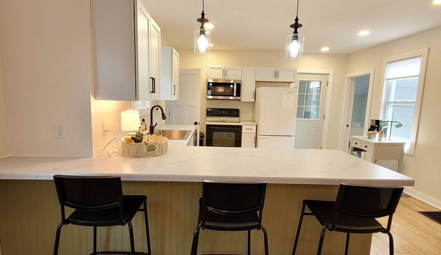 New! Tasteful, fresh 3BR on quiet street in Calumet