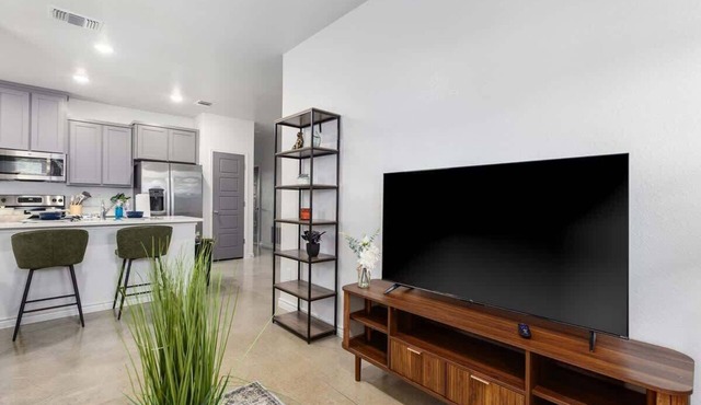 NEW* Temple, 12 BD Contractor & Group Friendly