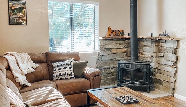 New! Terrys Treehouse | Dog Friendly | Cozy Cabin