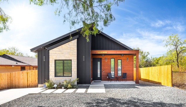 New Texas Home close to downtown San Antonio, TX & minutes to Frost Bank Center