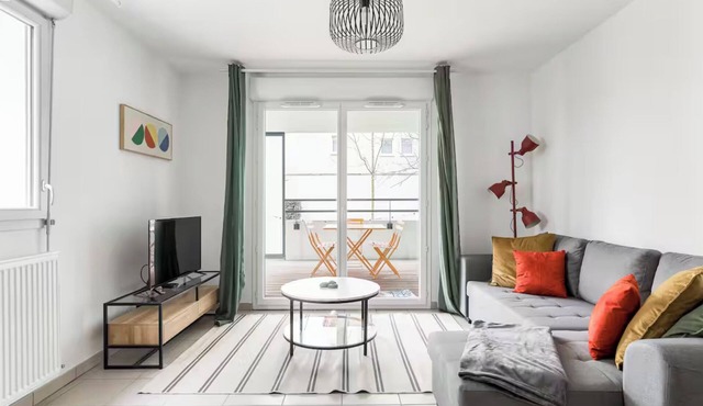 NEW! The 18: Quiet 2-bed apt, private parking, terrace, city center, near river