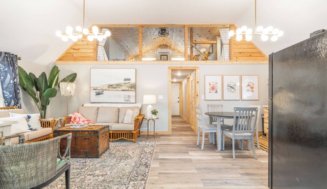 NEW-The Beach Haus- Luxe Cottage, professionally designed w/WiFi, linens incl.