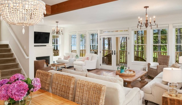 *NEW* The Beach House, a 5-bedroom home with amazing oceanviews!