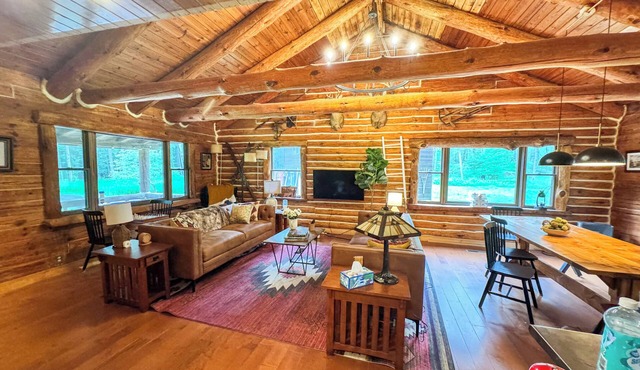 New! The Den on Denniston, with game room, movie theater, fire pit and more. Close To HITS Horse show & Hunter Mountain skiing