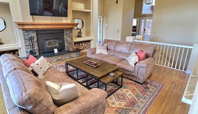 NEW! The Grove: Near Wedding Barns/Hot Tub/ Views