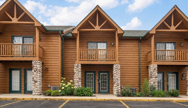 NEW! The Happy Traveler 2.0 - Cabin at Starved Rock
