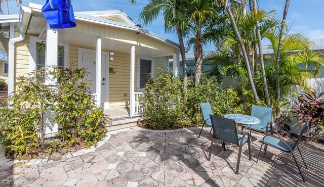 NEW! - The Jolly Rooster CottagenSteps to Duval - Prime and Quiet Location