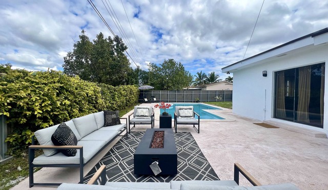 New! The Moon House with Pool, Arcade & Basketball