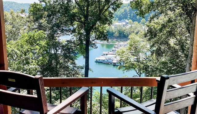 NEW!The Overlook @ Harbor Springs-2 miles from Jtown Marina! Lake Views+Parking