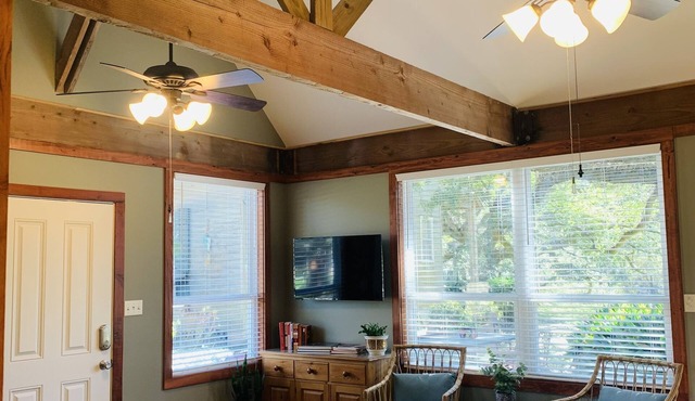 NEW! The Potters Cottage minutes from 1-49 and 1-10.