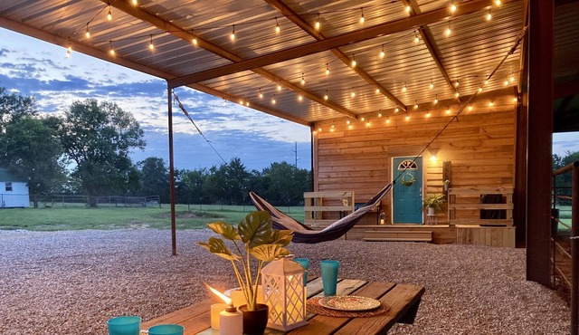 ~New The Ranch Cabin on 80 acre horse ranch~Peaceful~ With Fishing Pond.