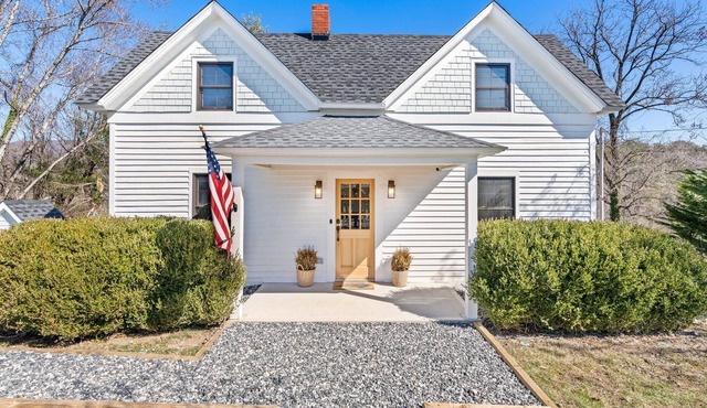 *NEW! The Rectory|5 Min to Rafting| Home Theater|Deck|BBQ|Fire Pit| EV Charger
