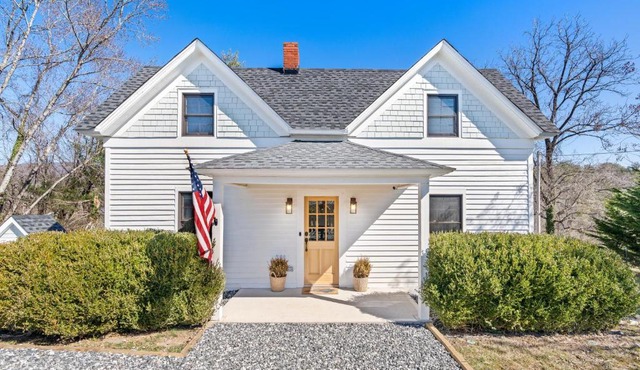 *NEW! The Rectory, King Bed, Home Theater, Deck, BBQ, Fire Pit
