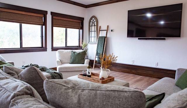 New! The Sanctuary House w/mountain view sleeps 14