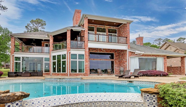 NEW! The Sweet Breeze: Lakefront Luxury for 20 Guests!