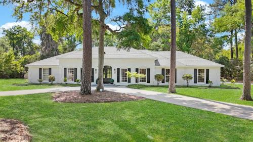 NEW! The White House, with 2 King Ensuites close to Parris Island and Downtown