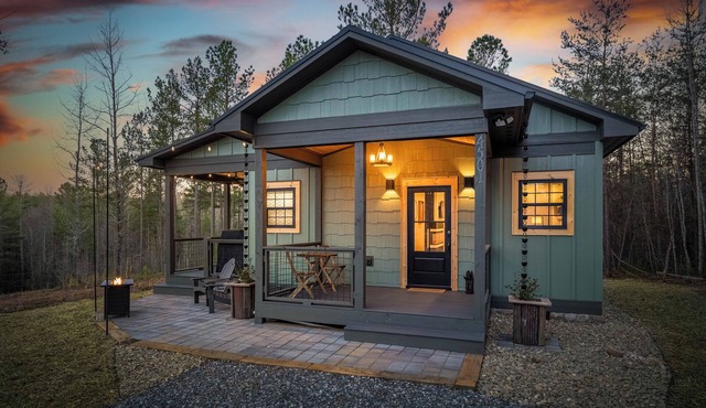 New Tiny Cabin in Morganton with Porch Bathtub close to Lake James