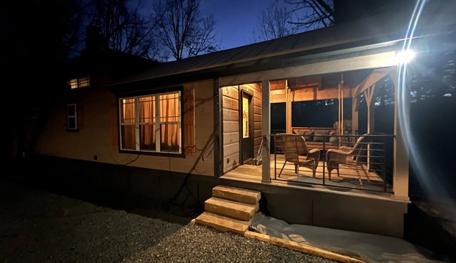New tiny cabin located in Scaly Mountain North CarolinanNear winery!