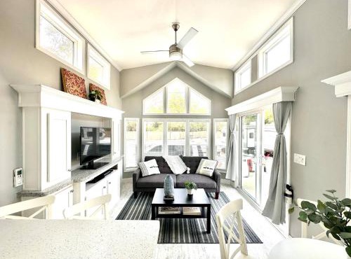 New Tiny Home- Paddle Boards, Kayaks, Pool, Marina