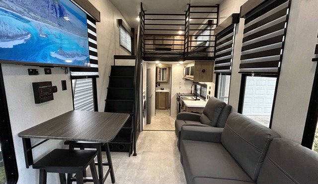 New tiny house near Grass Valley on shared 5 acre wooded lot! Hot tub access!