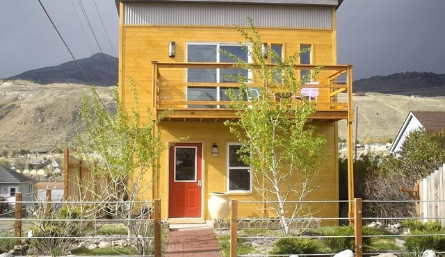 New to the Gardiner Market, 1 Block from Park Entrance