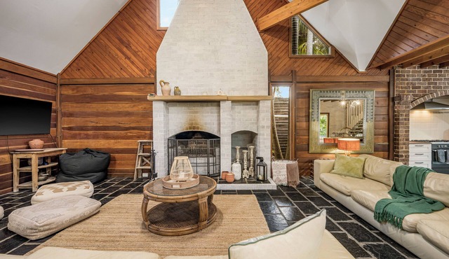 New to the holiday market charming and cozy 4 bedroom Log Home.