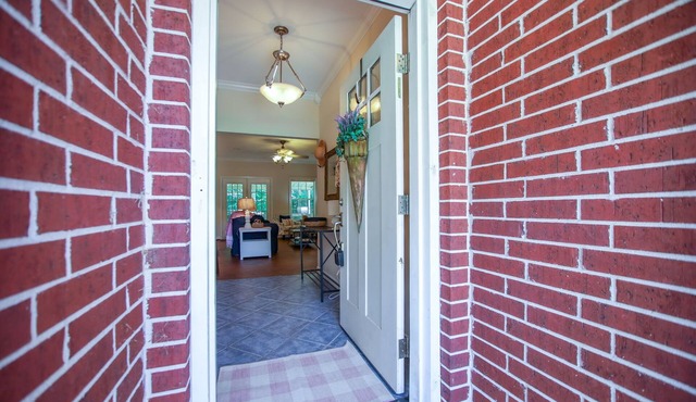 New to the Market! 3/2 BRIGHT and CLEAN Home with All the Amenities