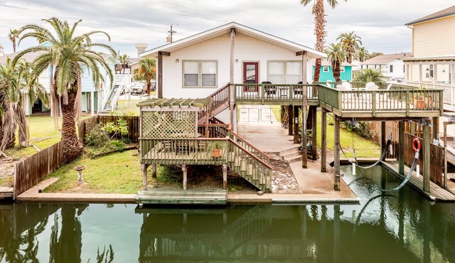 NEW TO THE MARKET - CANAL VISTA WATERFRONT CANAL LOCATION - SLEEPS 7