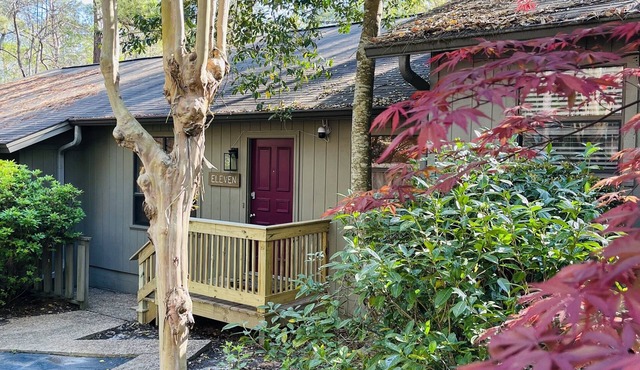 NEW TO VRBO 3 MIN TO LAKE MARTIN ON AUBURN SIDE STILLWATERS GATED GOLF MARINA