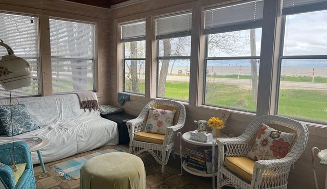 New to VRBO! Classic cottage w/lovely view of Lake Wpg. Steps from the water!