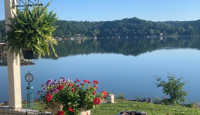 New to VRBO. Lakefront, fishing and swim dock. Cabin fully equipped very comfy