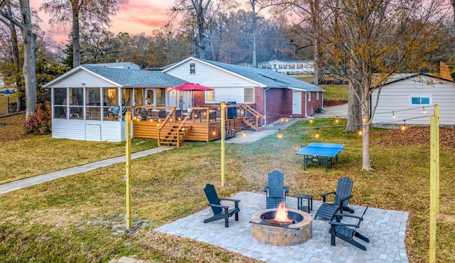 ✨New to VRBO✨ Lakefront Getaway: Fire Pit ~ Dock ~ Games ~ Family & Pet Friendly
