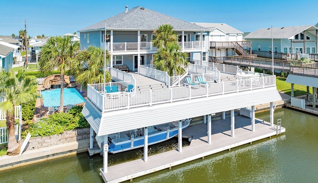 NEW to Vrbo! Private Pool w/Slide, Elevator, 2 Living Areas, Easy Bay Access