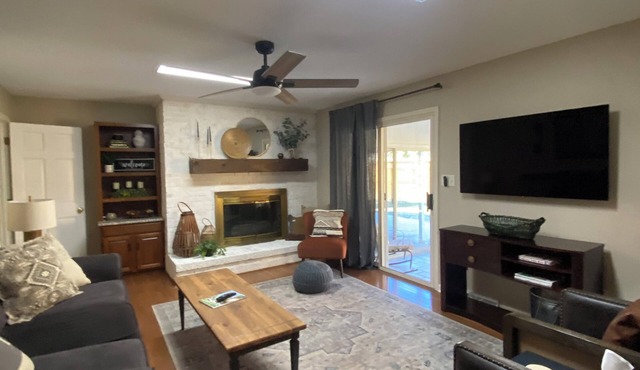 NEW to VRBO! Sleeps 10 close to all attractions including BMS, King, DT & Casino