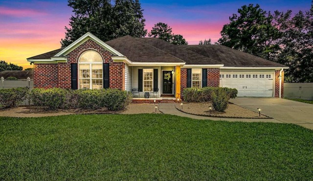 NEW TO VRBO SPECIAL! 4 Bedroom Home- 6 mi to Airport, 11 mi to Downtown