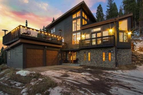 New. Top of the World Lodge. Hot tub. Theater.