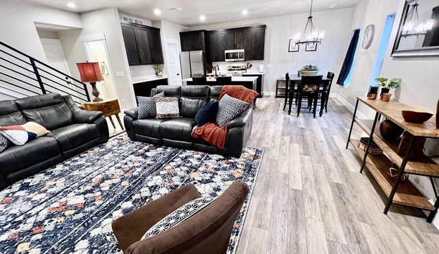 New Towhhome in heart of Idaho Falls walk to WalMart. 4 Bedroom sleeps 8