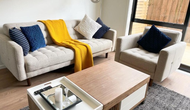 New towhouse walk to the hospital & CBD & the Lake