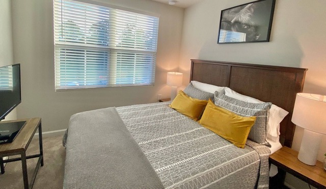 New Townhome beautiful & cozy 3br