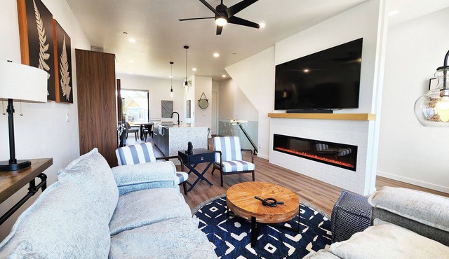 New Townhome! Hot Tub! Dog Friendly! Short Walk to Beach ~ Salty Knot