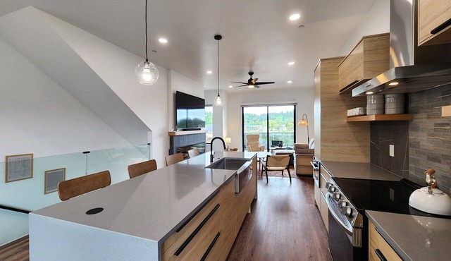 New Townhome! Hot Tub! Dog Friendly! Short Walk to Beach!