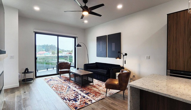 New Townhome! Hot Tub! Dog Friendly! Short Walk to Sandy Beach!