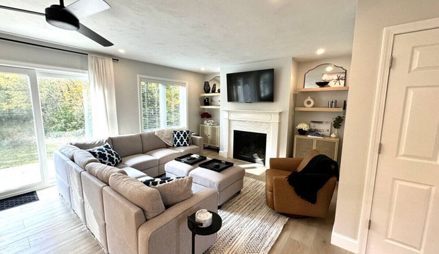 New Townhome, Minutes from Mtn & lakes. Hottub