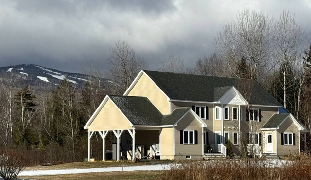 New Townhome- Minutes from Mountain, Hot tub, game room