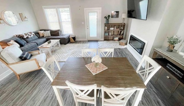 NEW Townhome Near Universities & Airport w/Pool/Gym