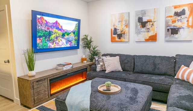 New townhome. Private hot tub! 30 minutes to Zions. EV Charger plug