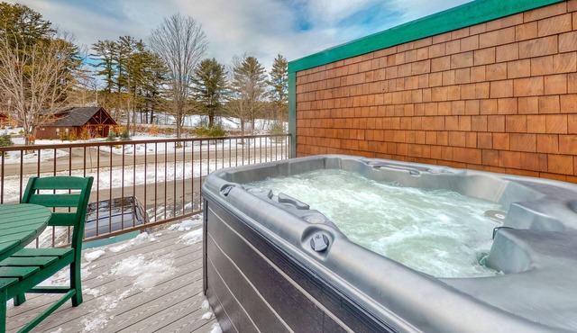 New townhome w/private hot tub, game room, AC & fireplace - steps to Cranmore