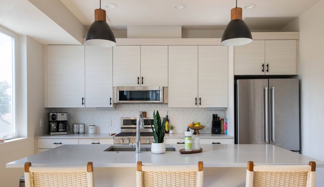 New townhome with private rooftop deck and beautiful Mountain Views, 5 min to DU